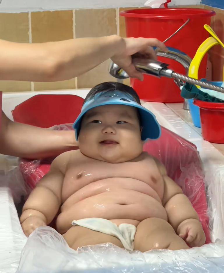 小萌娃5个月30斤7个月38斤,纯母乳喂养的孩子怎么控制体重？