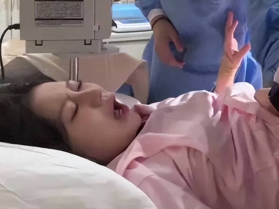 生孩子到底有多疼？医院待产室墙上的抓痕告诉你