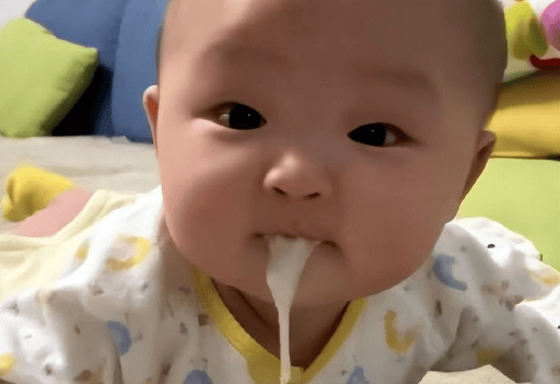 宝宝为什么总吐奶？竖抱拍背有危险！避坑经验都帮你总结出来了