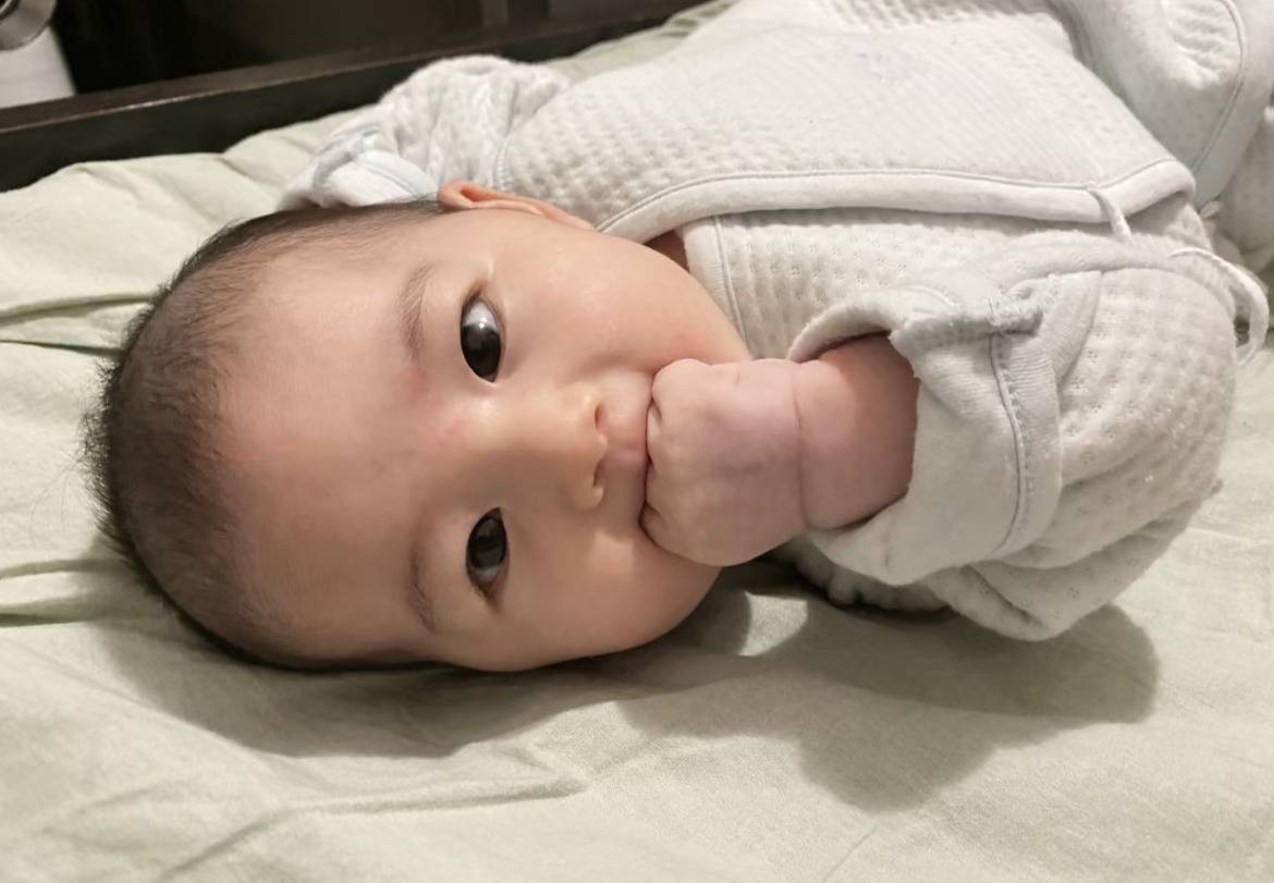 宝宝为什么总吐奶？竖抱拍背有危险！避坑经验都帮你总结出来了