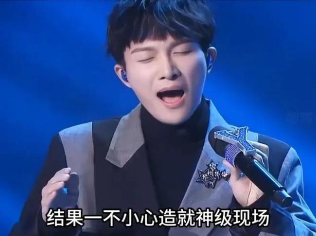 沙溢周深唱《一万个理由》 搞笑合唱笑翻全场