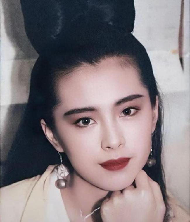 58岁王祖贤现身上海机场