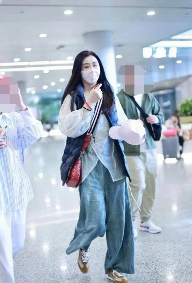 58岁王祖贤现身上海机场 风采依旧引关注