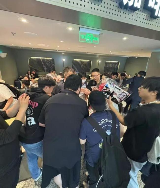 58岁王祖贤现身上海机场 风采依旧引关注