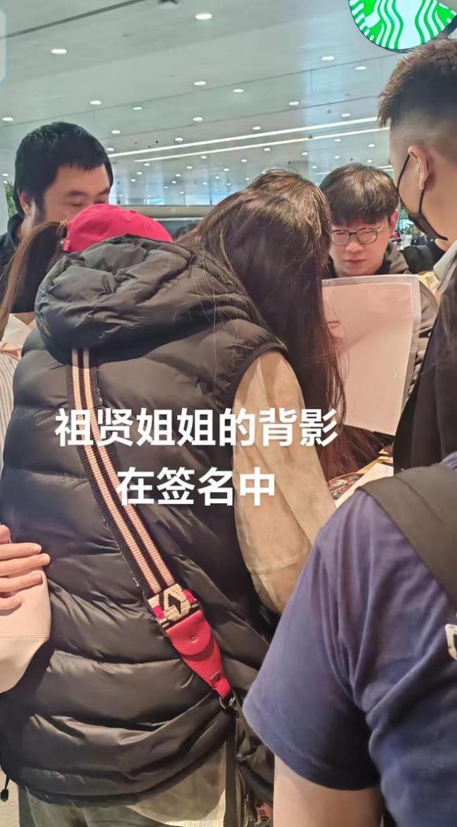 58岁王祖贤现身上海机场 风采依旧引关注
