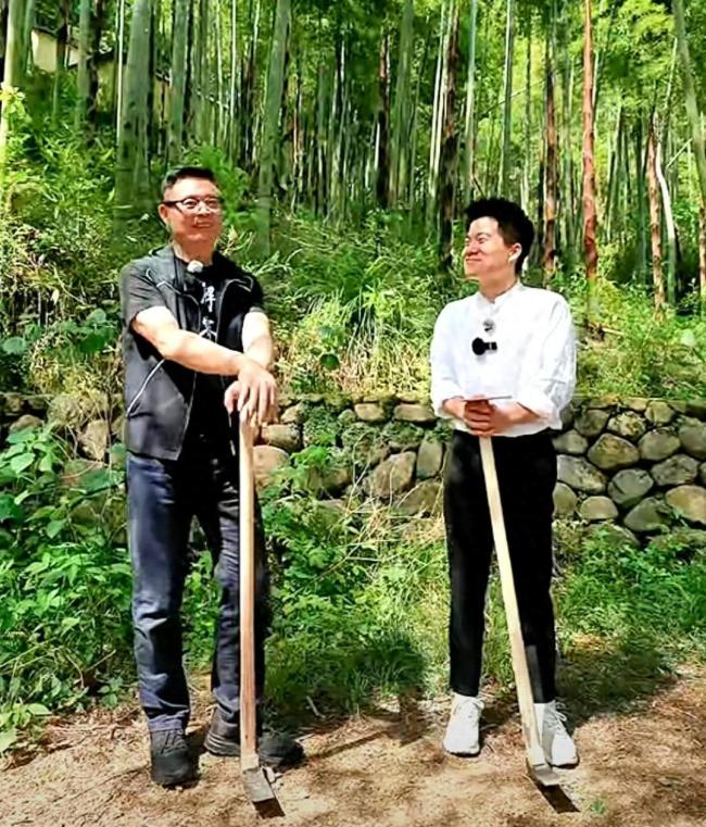 浙江行首日，董宇辉访谈麦家，相约莫干山挖笋，达成五个里程碑！