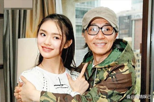 林允怀孕生子风波后现身开机宴 合照引发怀孕猜测
