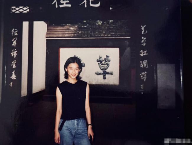 黄圣依抱臂走路气质高冷 15岁旧照对比今昔优雅
