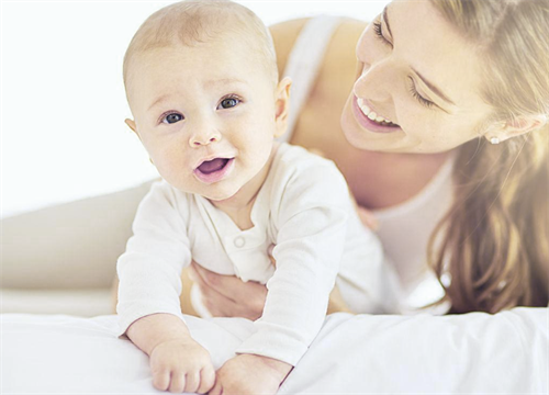 图解新生儿喂养母乳的姿势！附剖腹产妈妈新生儿喂养母乳的姿势