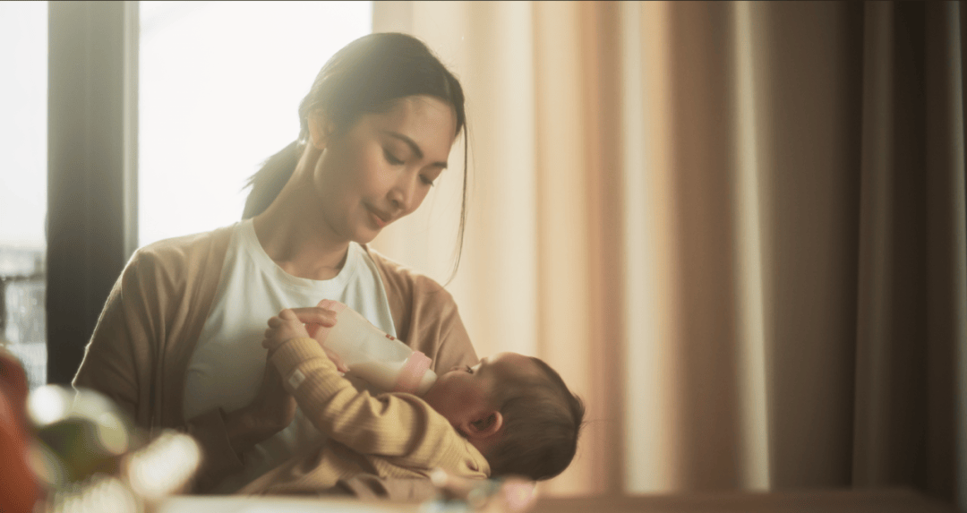 母乳喂养、奶粉喂养宝宝,每天要喝多少奶？0～6 月龄奶量表来了