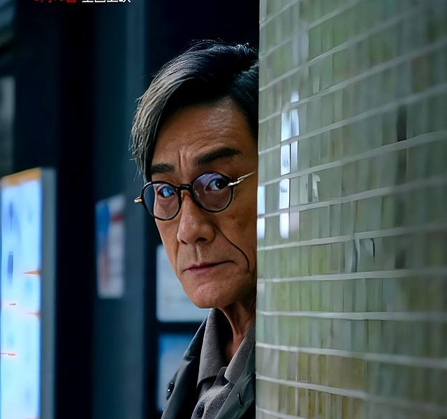 67岁梁家辉和71岁成龙的片场状态 真打实摔再现港片辉煌