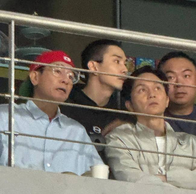 张智霖李承铉林晓峰去看陈小春演唱会 星光熠熠齐聚现场