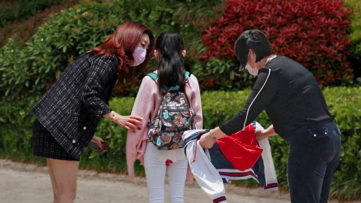 女孩第一次来例假把自己吓哭了,父母务必要告诉她这几件事,对孩子的成长很重