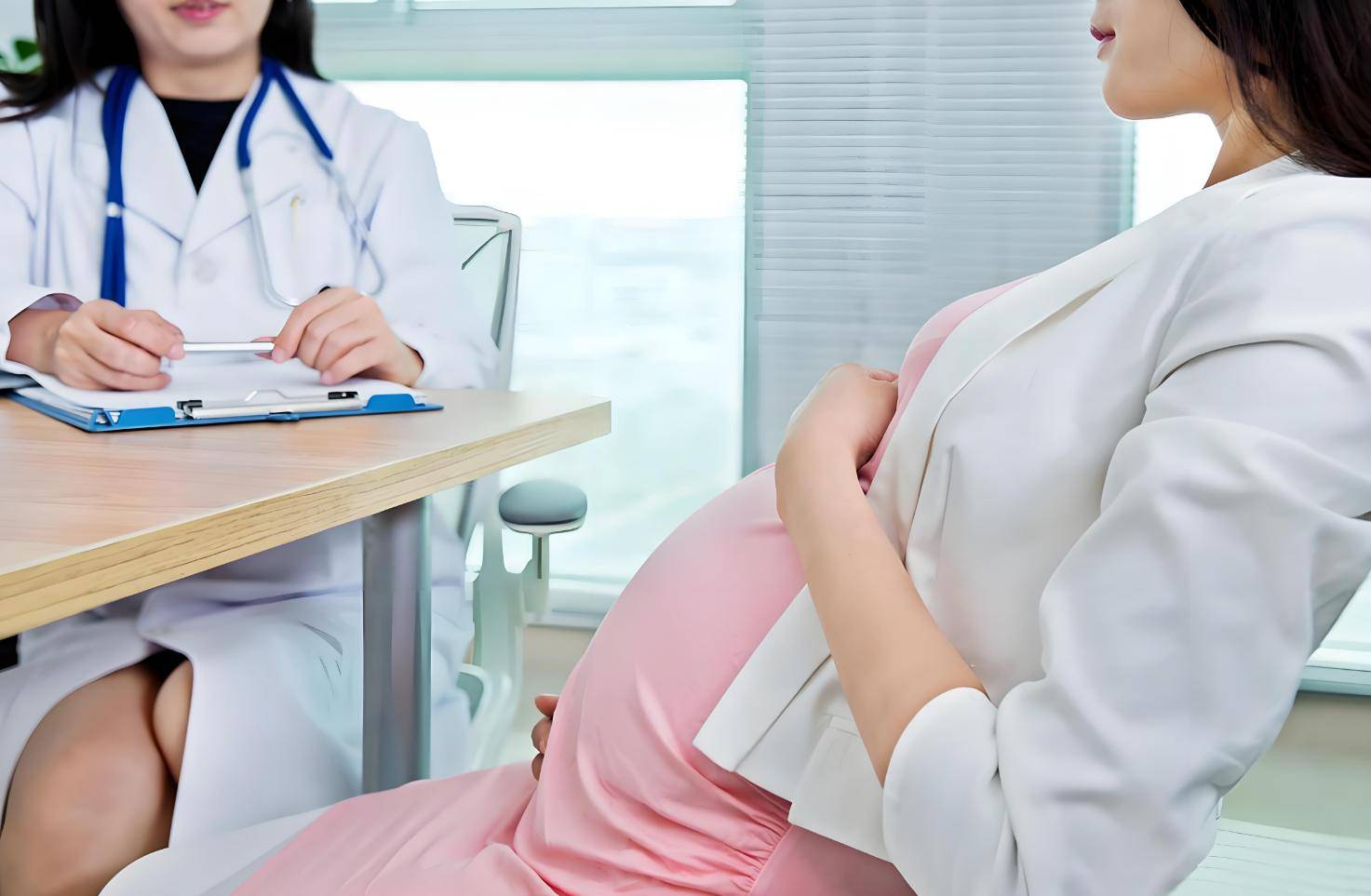 医生谈女性最佳生育年龄：35岁以上生育容易生出傻孩子？