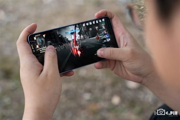 2599买骁龙8至尊版芯片 iQOO还在买芯片送手机