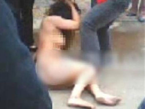女生殴打学妹拍裸照