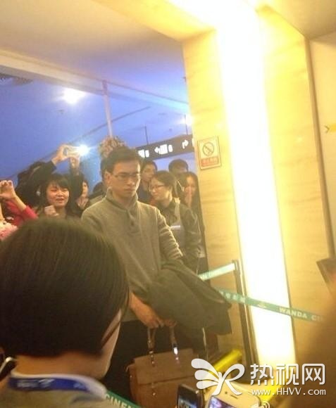 网友“樱之瑾”：男主看起来确实很不情愿啊，这是被逼的节奏，啊哈哈哈