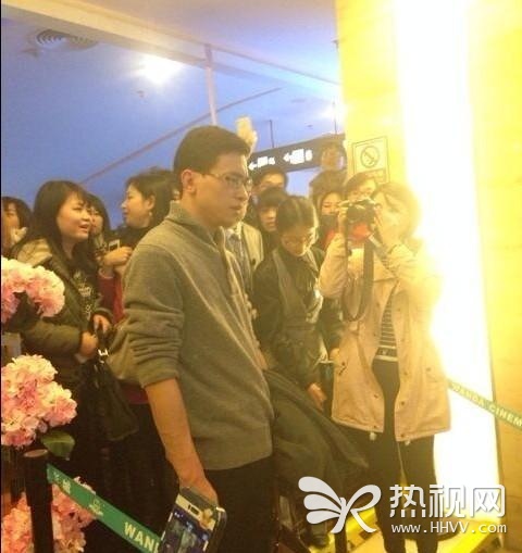 网友“看到我难过你很开心吗”：一定要幸福哦!一定，一定哦。呵呵!