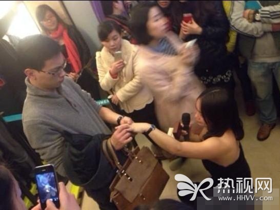 网友“少女爱米粒”：男主明显不愿意