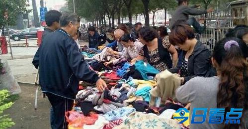 夜市衣服25元一件 或是“洋垃圾服装”来自太平间