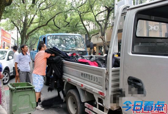 夜市衣服25元一件 或是“洋垃圾服装”来自太平间