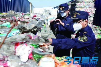 夜市衣服25元一件 或是“洋垃圾服装”来自太平间