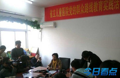 男婴被父母遗弃遭医院开死亡证明 火化前活了