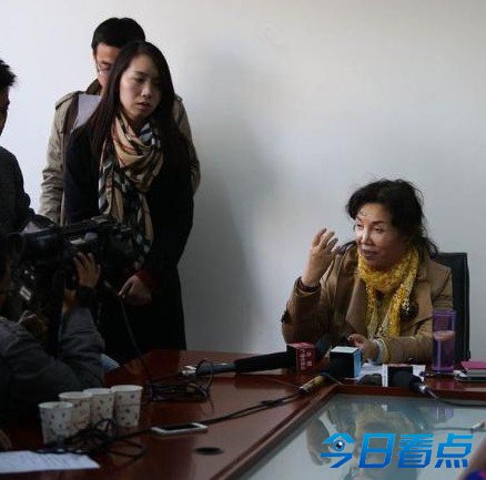 男婴被父母遗弃遭医院开死亡证明 火化前活了