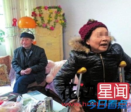三小学生扶老人续 “讹诈”老人下跪赌咒称冤枉