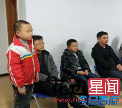 三小学生扶老人续 “讹诈”老人下跪赌咒称冤枉