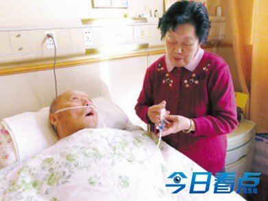 七旬妇女照顾瘫痪老伴七年 每天都给他一个吻