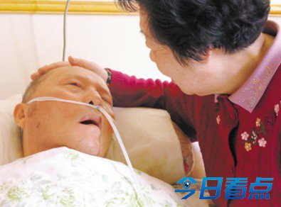 七旬妇女照顾瘫痪老伴七年 每天都给他一个吻
