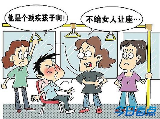 老人乘公交要求让座不成 骂女子没素质坐其身上