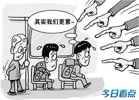 老人乘公交要求让座不成 骂女子没素质坐其身上