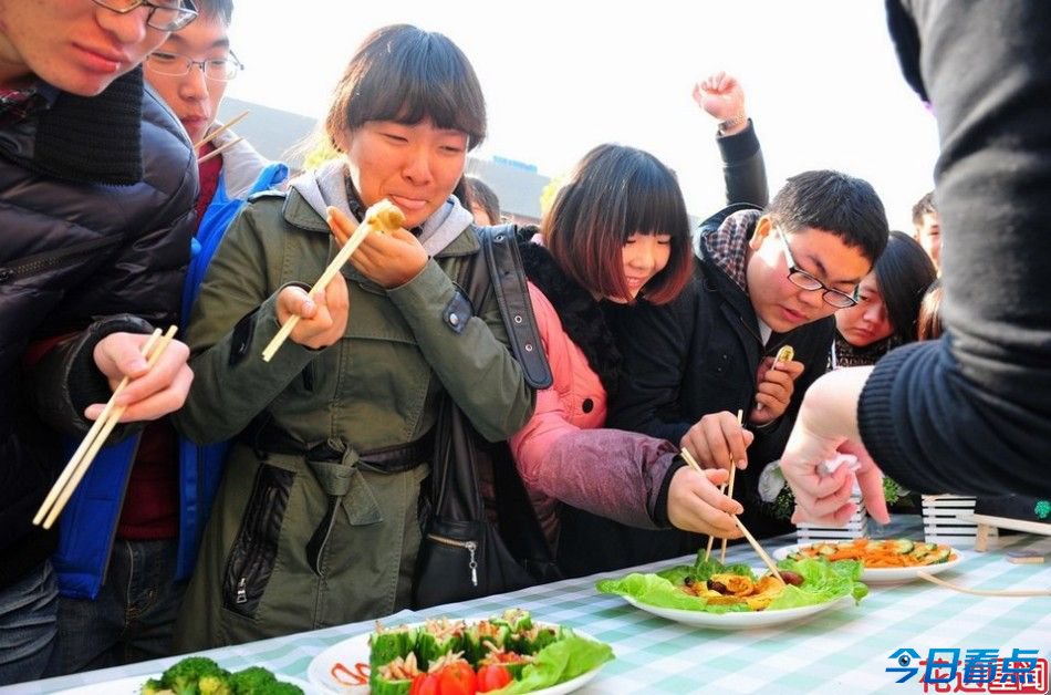 大学举办昆虫宴吃光50斤虫子 只为认识昆虫