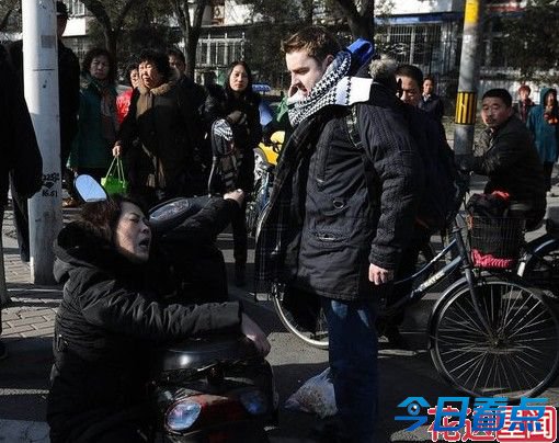 东北大妈摔倒“讹诈案”续：外国小伙频曝粗口