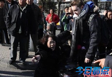 东北大妈摔倒“讹诈案”续：外国小伙频曝粗口