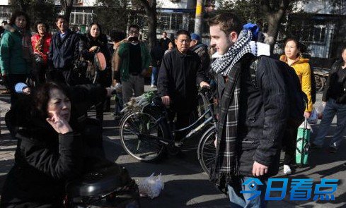 东北大妈摔倒“讹诈案”续：外国小伙频曝粗口