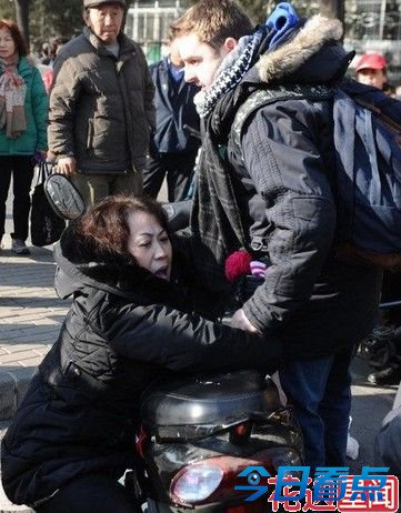东北大妈摔倒“讹诈案”续：外国小伙频曝粗口