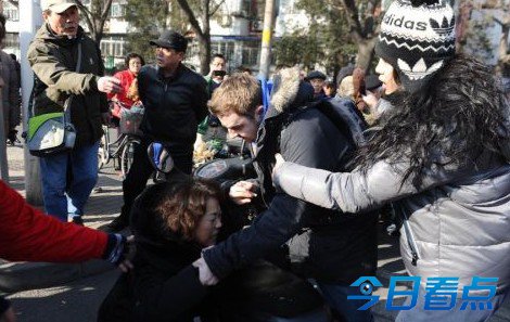 东北大妈摔倒“讹诈案”续：外国小伙频曝粗口