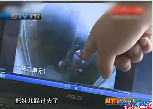 小女孩电梯里摔打婴儿 令人震惊！！！