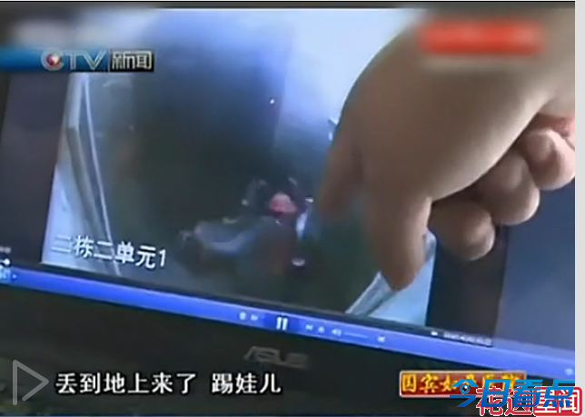 小女孩电梯里摔打婴儿 令人震惊！！！