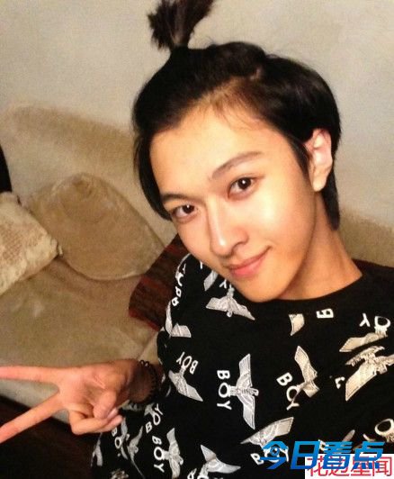 纯天然美颜雌雄难辨获封"女神" 赵一铭