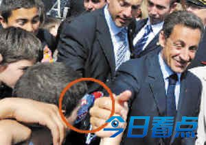 怒砸梁振英的“武器”遭疯抢 自嘲创意无限