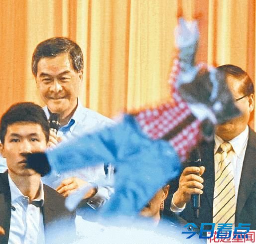 怒砸梁振英的“武器”遭疯抢 自嘲创意无限