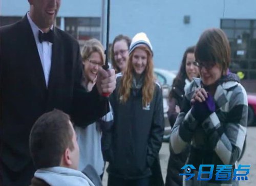美男子扮乞丐求婚 光棍节之求爱总动员