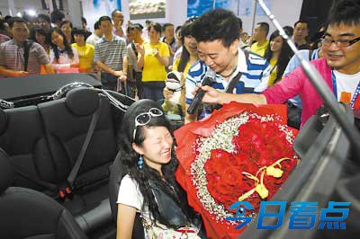 美男子扮乞丐求婚 光棍节之求爱总动员