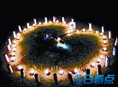 美男子扮乞丐求婚 光棍节之求爱总动员