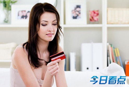 妻子实体店拍照打算网购 丈夫心疼钱偷删照片 