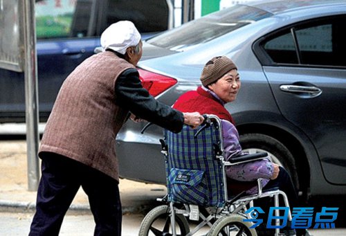 郑州91岁老妈妈照顾脑瘫女儿50年